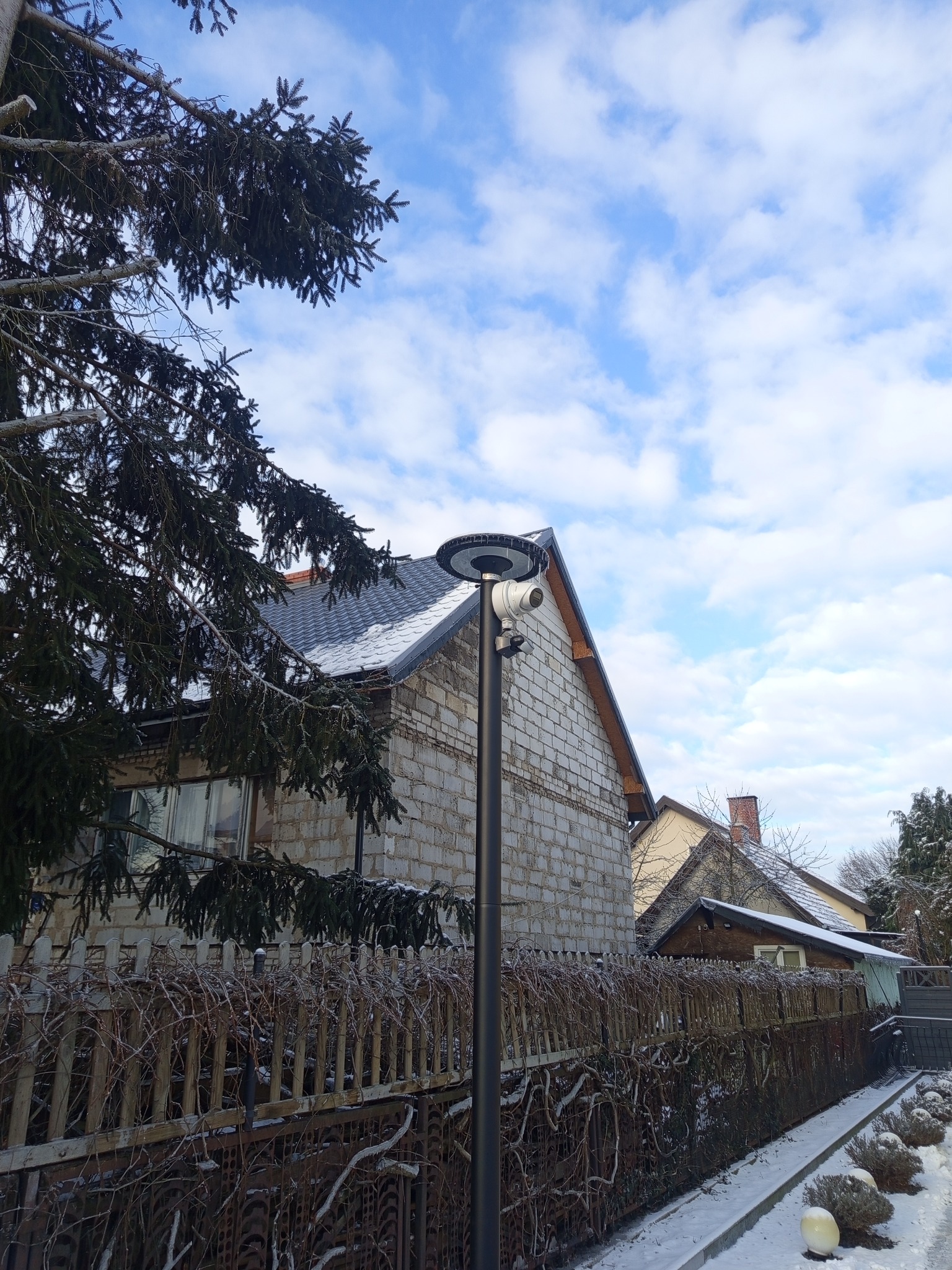 Montaż kamer na posesji domu.