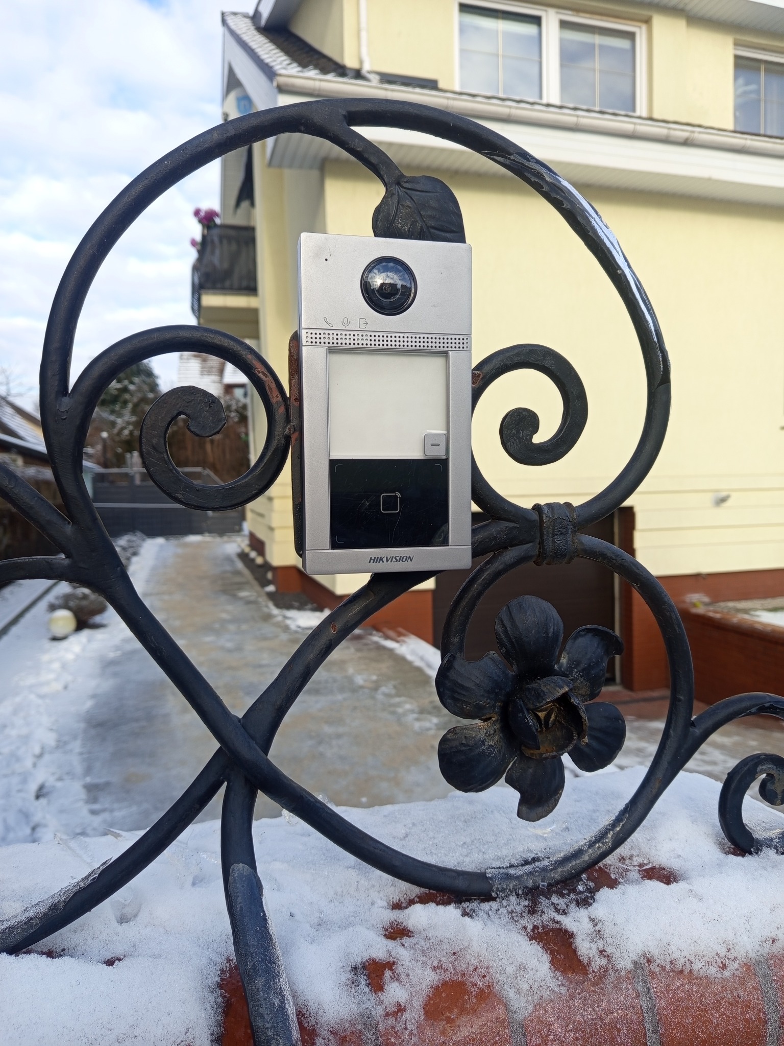 Montaż wideodomofonów.