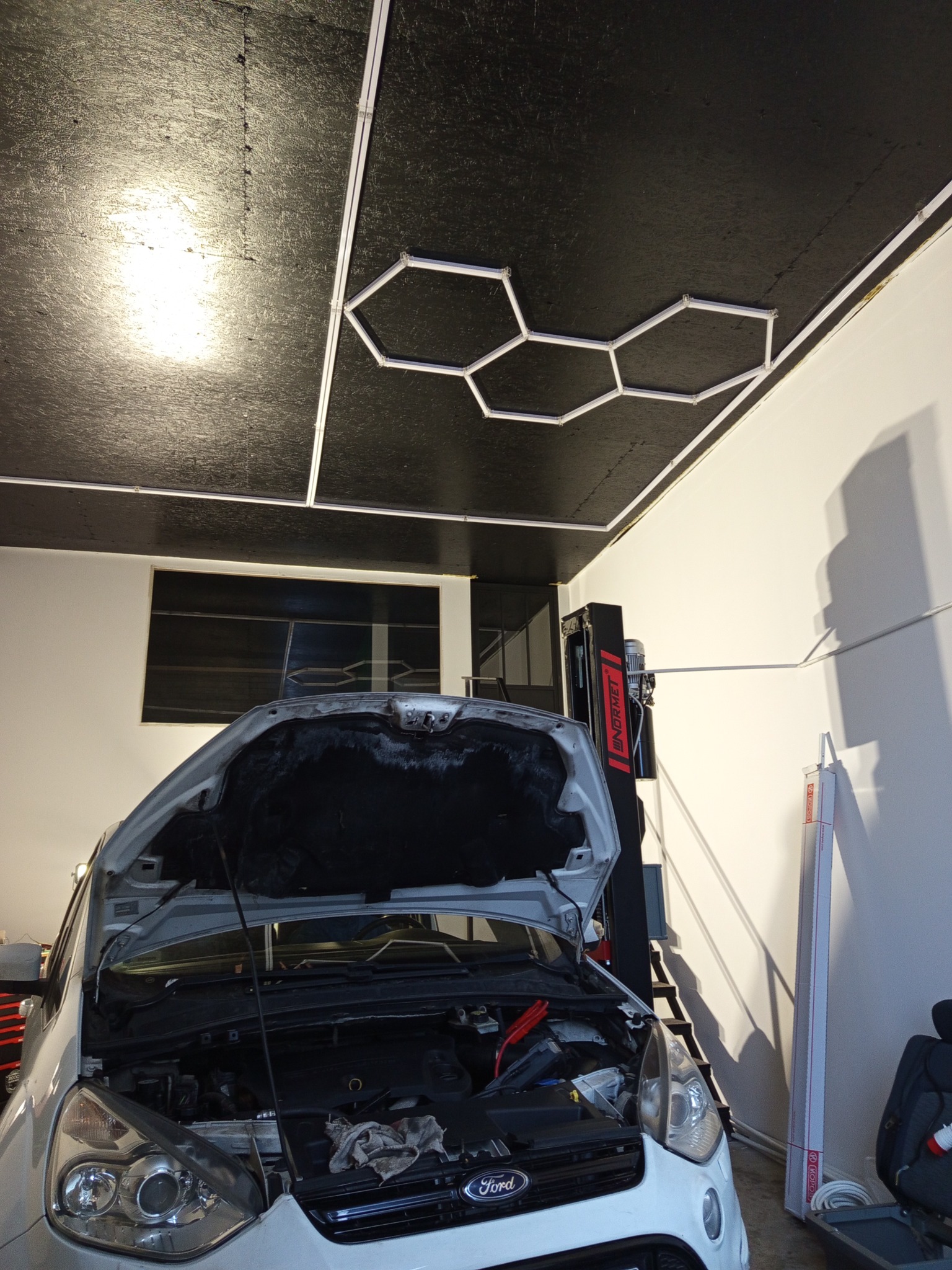 Oświetlenie LED hexagon dla warsztatu samochodowego.