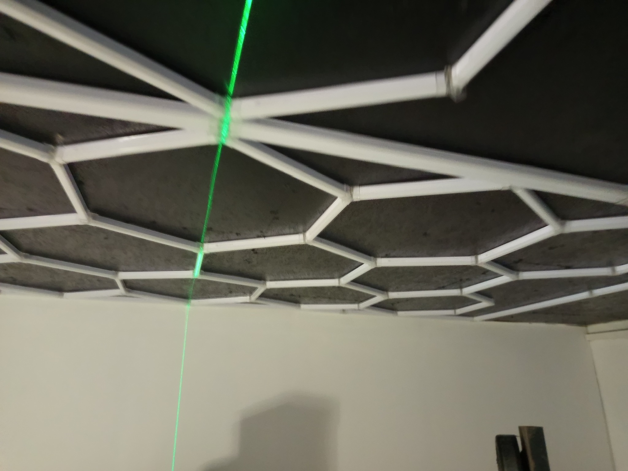 Oświetlenie LED hexagon dla warsztatu samochodowego