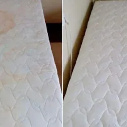 Zdjęcie materaca: po lewej stronie z plamą, po prawej czysty, po praniu. Ukazuje różnicę przed i po czyszczeniu, prezentując efekt usługi.