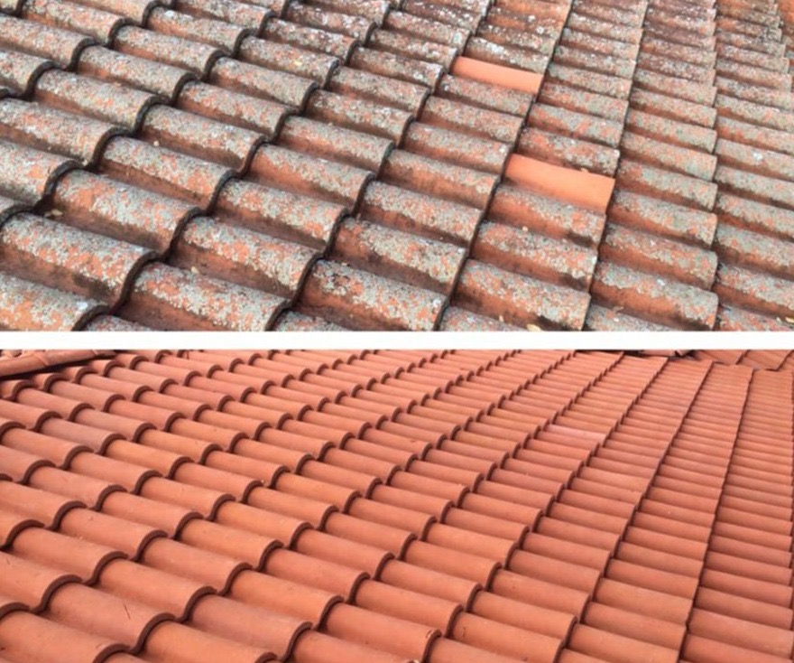 Zdjęcie dachu przed i po czyszczeniu. Górna część pokryta mchem i zabrudzeniami, dolna część z czystymi, czerwonymi dachówkami.