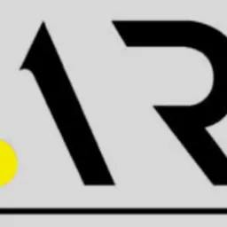 Fragment logo z czarnymi literami na szarym tle i żółtym okręgiem po lewej stronie.