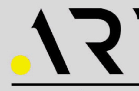 Fragment logo z czarnymi literami na szarym tle i żółtym okręgiem po lewej stronie.