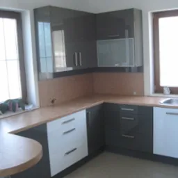 Nowoczesna kuchnia w odcieniach szarości i bieli z drewnianym blatem i zaokrąglonym półwyspem, oświetlona naturalnym światłem z dwóch okien.