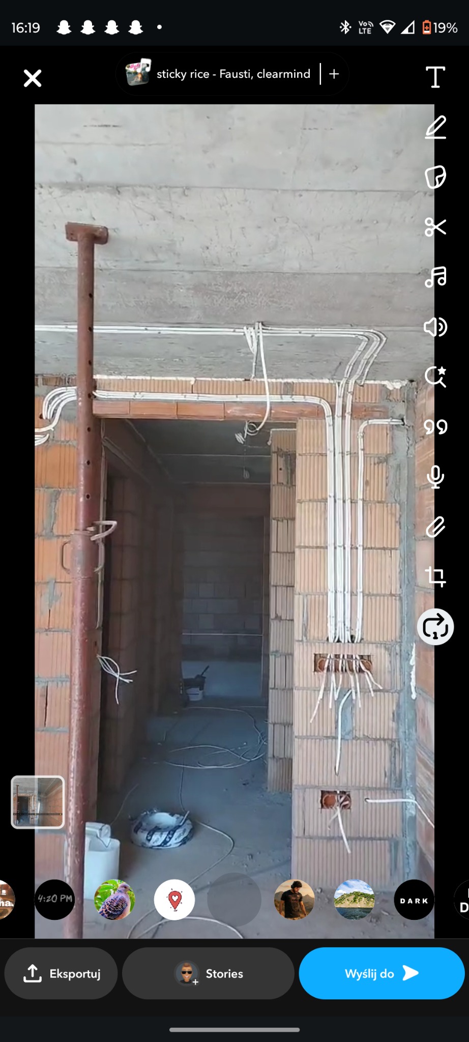 Wnętrze w trakcie budowy z widocznymi przewodami elektrycznymi ułożonymi wzdłuż sufitu i ścian, prowadzącymi do puszek instalacyjnych w murze.