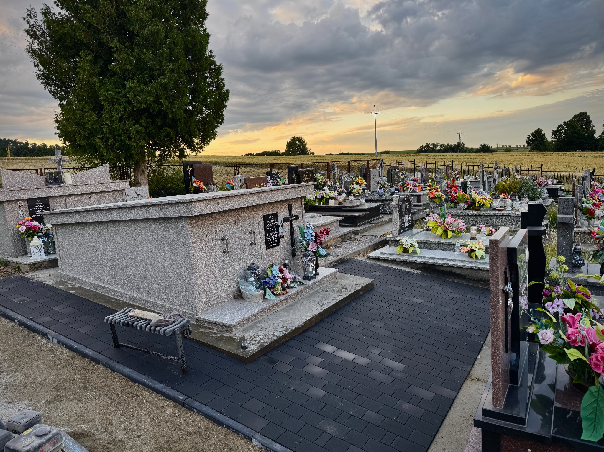 Opaska z kostki brukowej wokół nagrobka