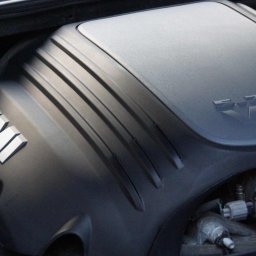 Mobilny Urban Shine Detailing - Silnik samochodu z napisem HEMI i oznaczeniem 5.7L V8, widoczne elementy układu dolotowego i pokrywa silnika. Detal w komorze silnikowej.