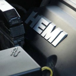 Mobilny Urban Shine Detailing - Silnik samochodu z chromowanym napisem 'HEMI', widoczny wlew oleju i elementy osprzętu w ciemnych barwach. Detal pod maską auta.