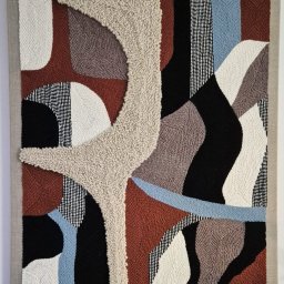 Oprócz aranżacji wnętrz zajmuję się tworzeniem dekoracji metodą Punch Needle. To haftowane obrazy, które pięknie dopełniają przestrzeń i sprawiają, że wnętrze staje się bardziej przytulne i osobiste.