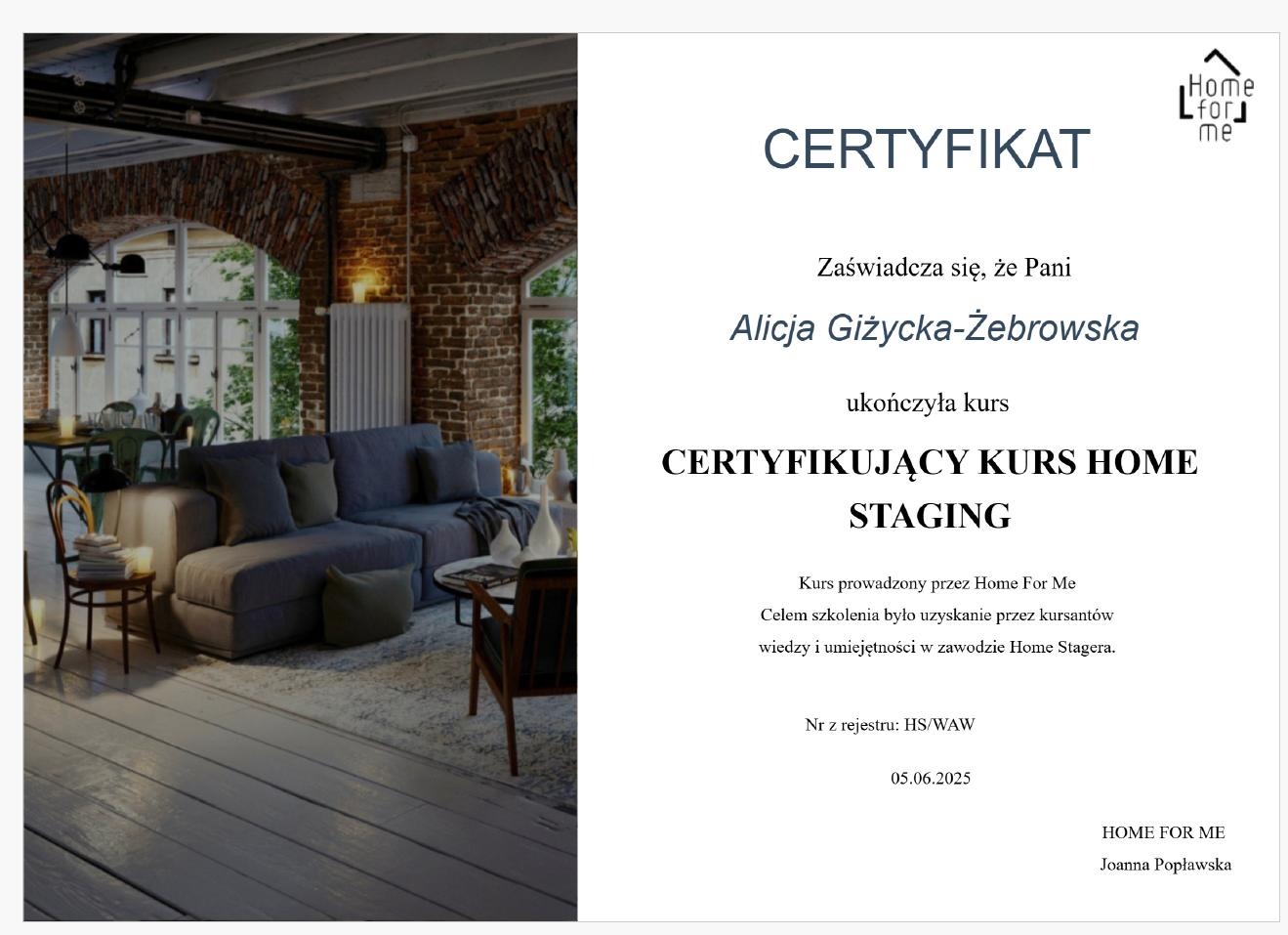 Certyfikat ukończenia kursu Home Staging dla Alicji Giżyckiej-Żebrowskiej, wydany przez Home For Me, na tle loftowego wnętrza z szarą sofą i ceglaną ścianą.