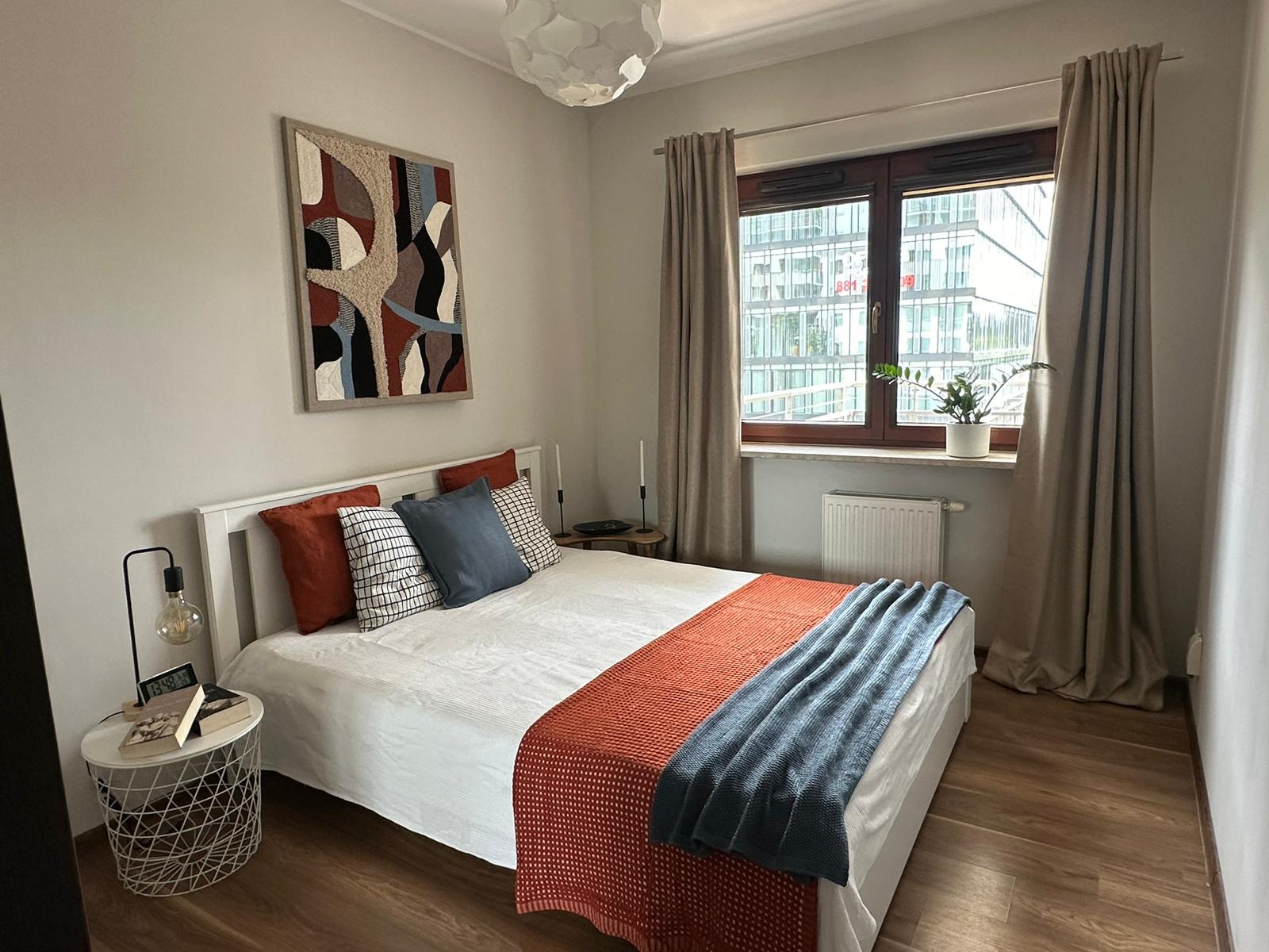 Homstaging salonu i sypialni. Budżet 1200 zł. mieszknie sprzedane w 3 tygodnie.