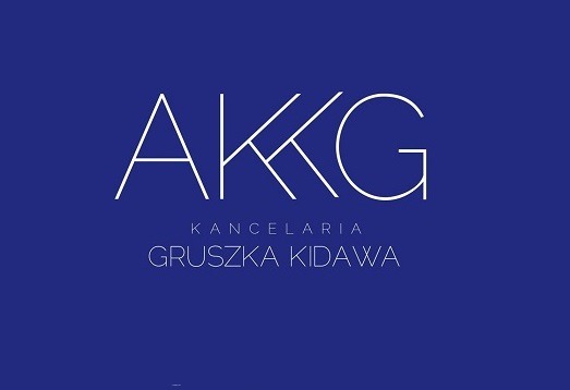 Logo Kancelarii Gruszka Kidawa AKG na granatowym tle. Minimalistyczny design z białymi liniami tworzącymi inicjały i nazwę kancelarii.