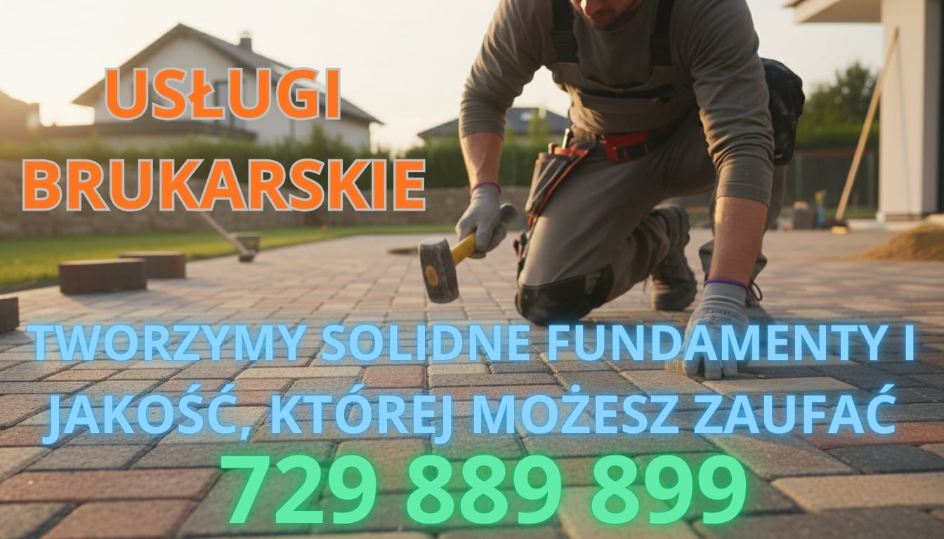 Brukarz w trakcie pracy, ubija kostkę młotkiem na posesji z domem w tle. Widoczne narzędzia i częściowo ułożona nawierzchnia z kostki brukowej.