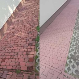 Pure House Marta Wielgomasz - Porównanie kostki brukowej przed i po czyszczeniu. Lewa strona zabrudzona, prawa czysta, zarys budynku w tle. Widoczne różnice w kolorze i usunięte zanieczyszczenia.