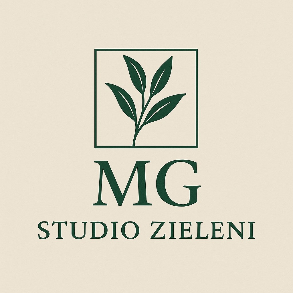 Logo 'MG Studio Zieleni' z zieloną gałązką w kwadracie, elegancki font na kremowym tle. Minimalistyczny design podkreśla profesjonalizm i bliskość natury.