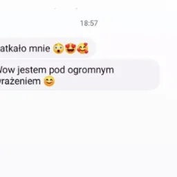 Zrzut ekranu wiadomości z tekstem 'Zatkało mnie' i emotikonami oraz 'Wow jestem pod ogromnym wrażeniem' z uśmiechem, wysłanej o 18:57, na białym tle.