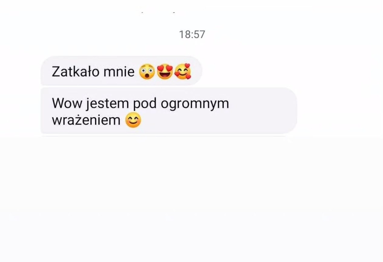Zrzut ekranu wiadomości z tekstem 'Zatkało mnie' i emotikonami oraz 'Wow jestem pod ogromnym wrażeniem' z uśmiechem, wysłanej o 18:57, na białym tle.
