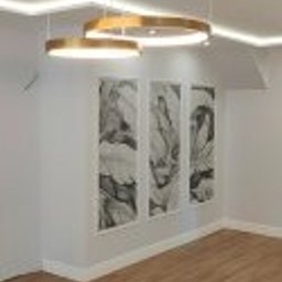 Katarzyna - Jasne wnętrze z panelami podłogowymi, nowoczesnym oświetleniem i trzema obrazami na ścianie. Minimalistyczny design, świeżo po wykończeniu.