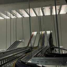 Kompleksowe instalacje elektryczne dla domu i firmy.
Dbamy o porządek, estetykę i bezpieczeństwo każdego zlecenia. Na zdjęciu widać, jak prowadzimy przewody w solidnych korytach stalowych–dzięki temu instalacja jest trwała i niezawodna.
biuro@powerproof.