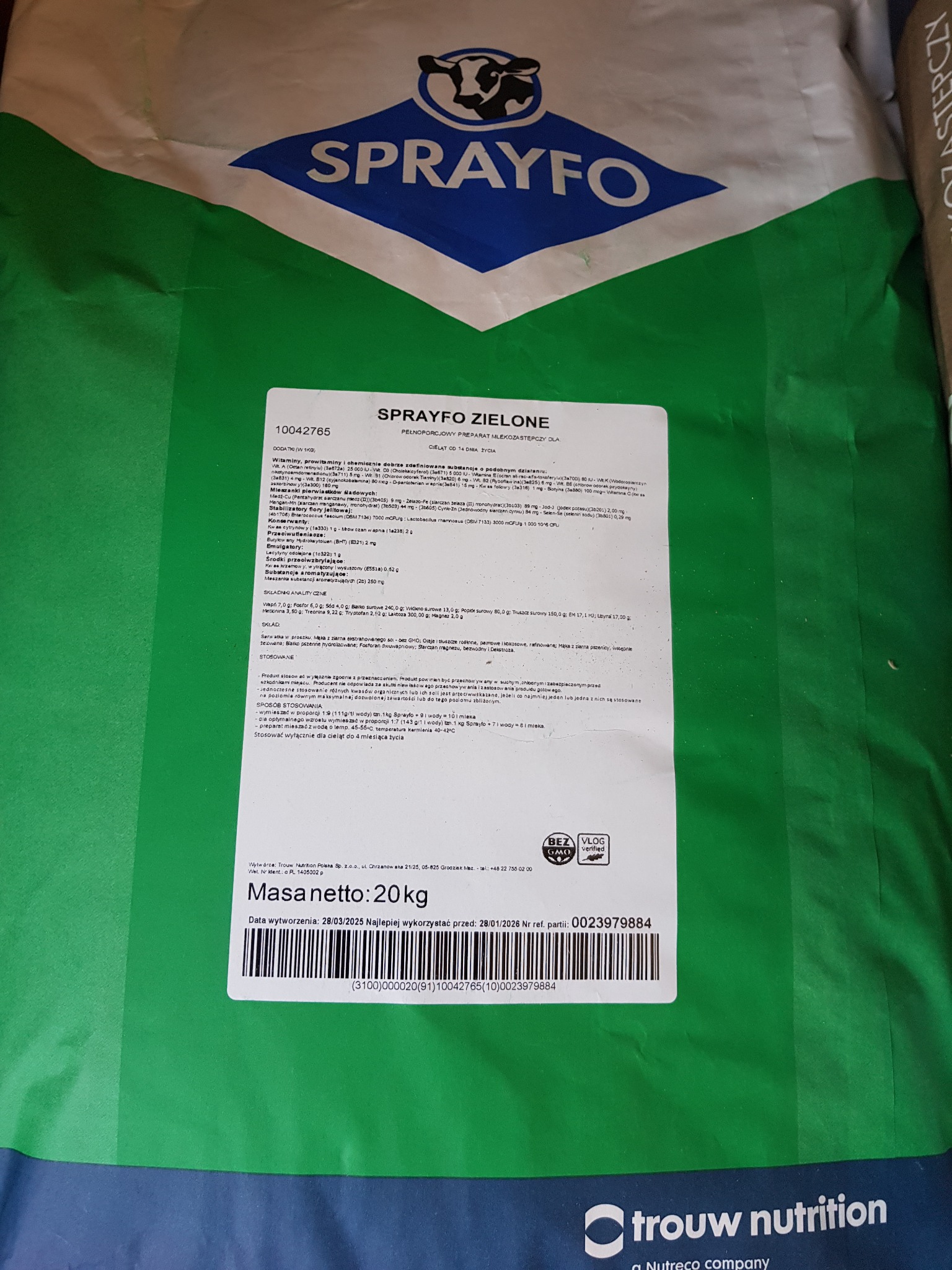 Worek 20 kg mlekozastępczego preparatu Sprayfo Zielone dla cieląt, z wyraźną etykietą informacyjną, logo producenta Trouw Nutrition i oznaczeniami jakości.