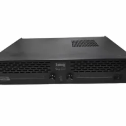 Czarny wzmacniacz mocy IMQ Stage Line STA-750 z kratkami wentylacyjnymi i pokrętłami, widok z przodu na białym tle. Detaliczny widok sprzętu audio.