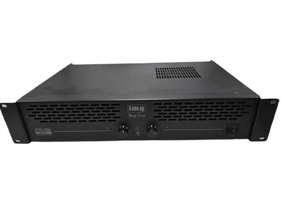 Czarny wzmacniacz mocy IMQ Stage Line STA-750 z kratkami wentylacyjnymi i pokrętłami, widok z przodu na białym tle. Detaliczny widok sprzętu audio.