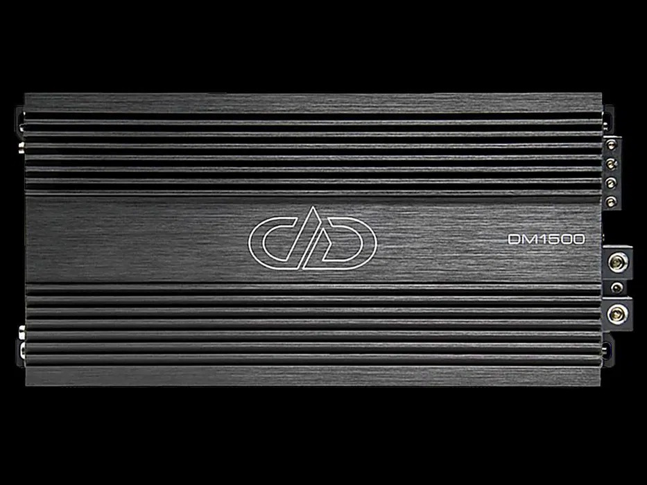 Czarny wzmacniacz samochodowy DM1500 z logo DD, widok z góry, pokazujący metalową obudowę z żebrowaniem i złączami po bokach, na czarnym tle.