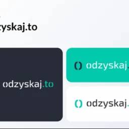 Projekt logo 'Odzyskaj.to' w trzech wariantach kolorystycznych: granatowym, turkusowym i białym. Minimalistyczny design z nawiasem klamrowym i nazwą firmy.