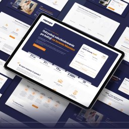 PDS GROUP Sp. z o.o. - Tablet prezentuje stronę internetową Repago z ofertą odzyskiwania odszkodowań po kolizjach w Niemczech. W tle rozłożone ekrany z elementami strony, całość w błękitno-białej kolorystyce.