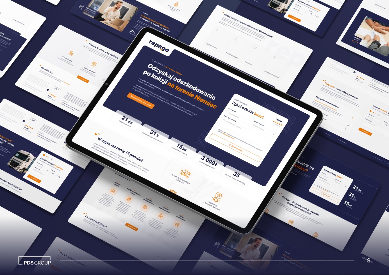 Tablet prezentuje stronę internetową Repago z ofertą odzyskiwania odszkodowań po kolizjach w Niemczech. W tle rozłożone ekrany z elementami strony, całość w błękitno-białej kolorystyce.