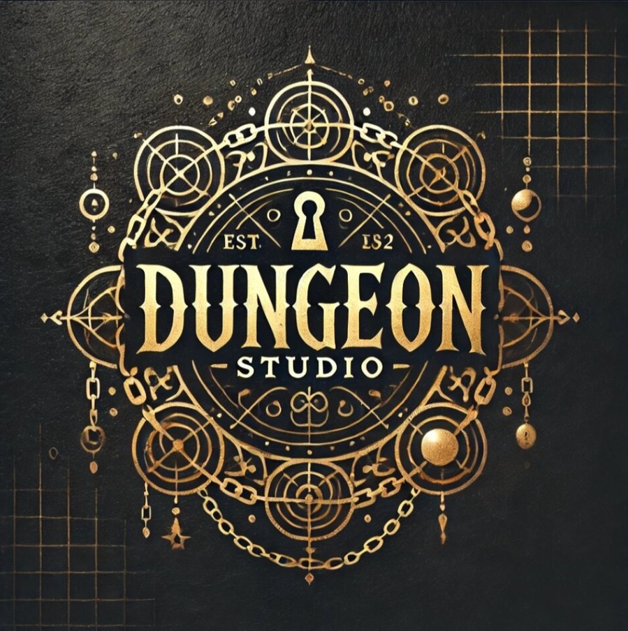 Złote logo 'Dungeon Studio' na czarnym tle. Misterny, okrągły wzór z łańcuchami i ornamentami. Stylizowane litery i data 'EST. 1852' dodają elegancji.