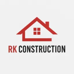 Graficzne logo RK Construction: czerwony zarys domu z kominem i oknem nad napisem w kolorach czerwonym i czarnym na teksturowanym tle.