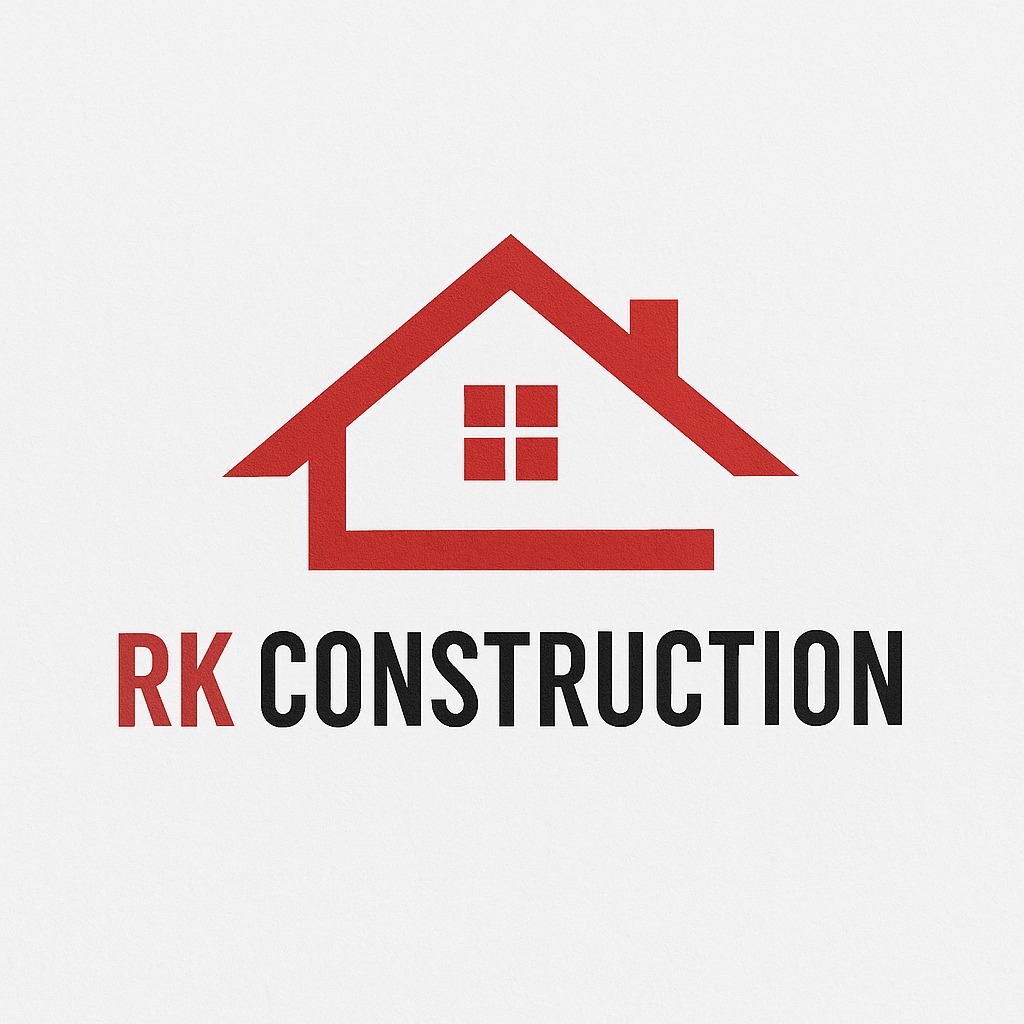 Graficzne logo RK Construction: czerwony zarys domu z kominem i oknem nad napisem w kolorach czerwonym i czarnym na teksturowanym tle.