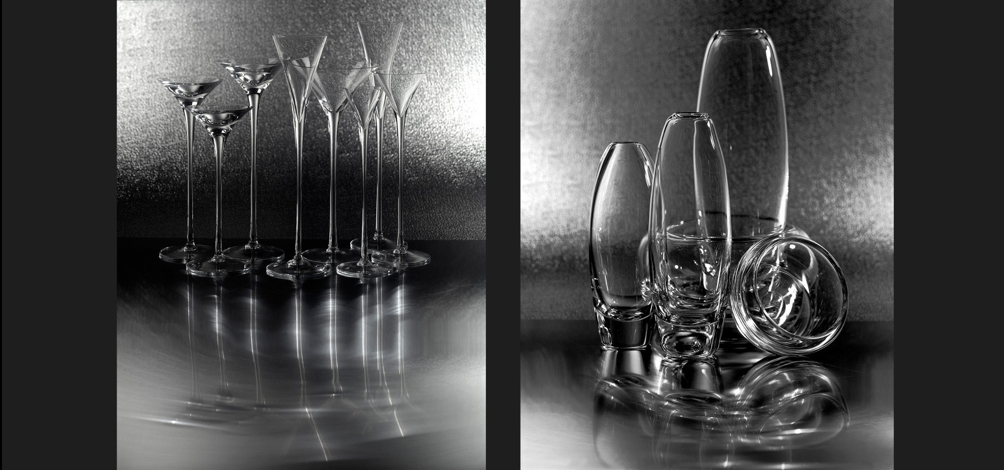 Czarno-biała fotografia produktowa: eleganckie, szklane naczynia (kieliszki i wazony) z wyraźnymi refleksami na błyszczącym tle. Minimalistyczny styl.
