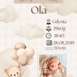 Grafika z okazji narodzin dziecka: imię Ola, data 28.08.2019, waga 2960g, godzina 18:40, miasto Gdynia. W tle miś z balonami i zdjęcie śpiącego noworodka.