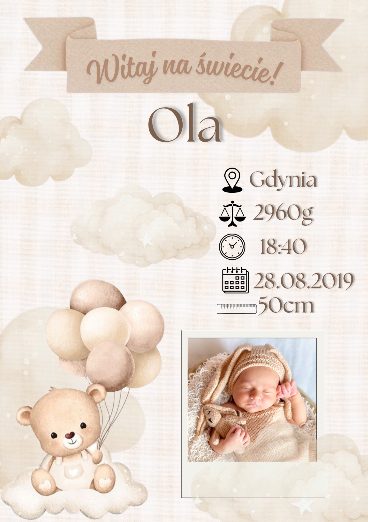 Grafika z okazji narodzin dziecka: imię Ola, data 28.08.2019, waga 2960g, godzina 18:40, miasto Gdynia. W tle miś z balonami i zdjęcie śpiącego noworodka.