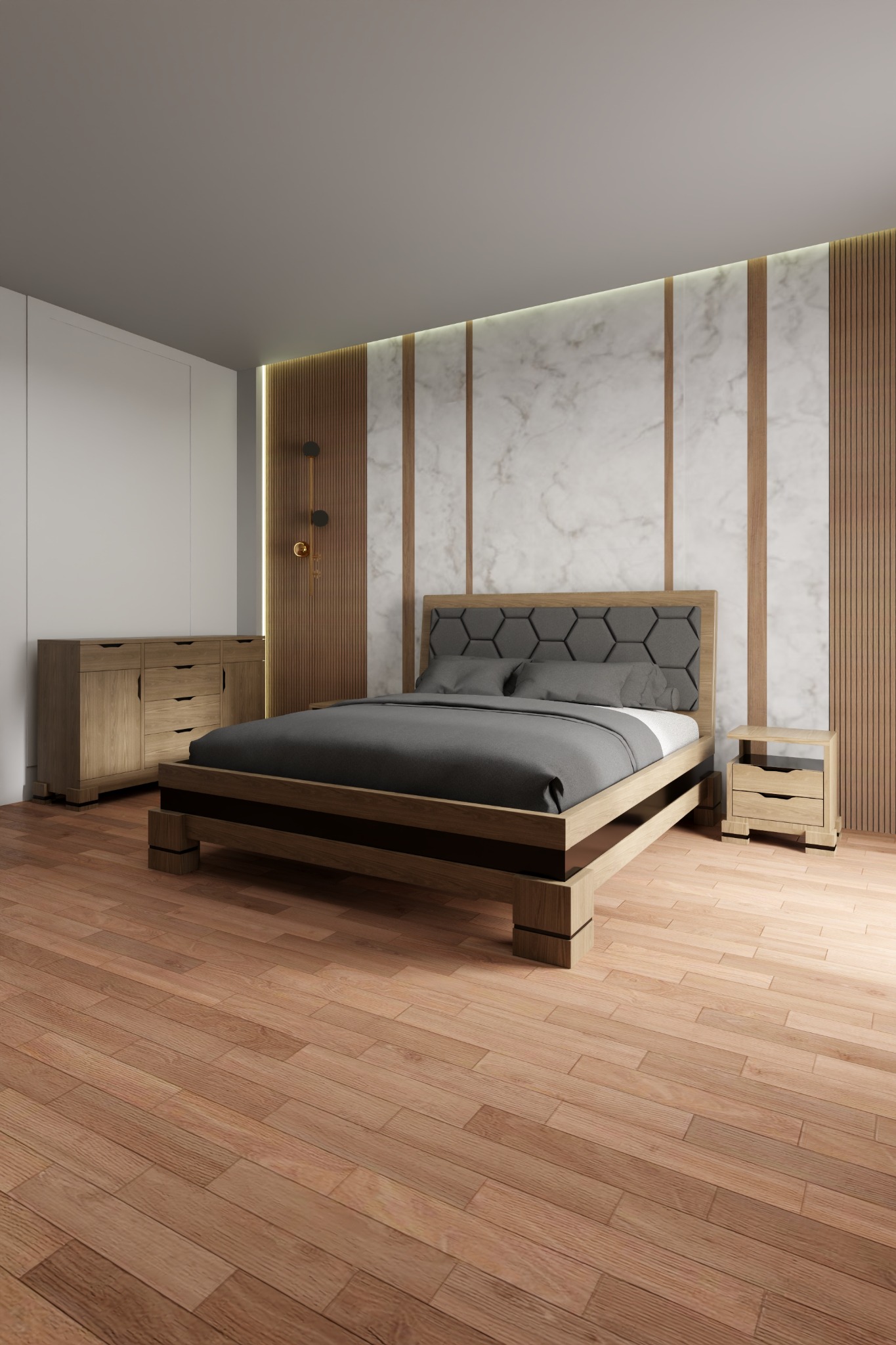 Drewniane łóżko z tapicerowanym zagłówkiem w heksagony, szafka nocna i komoda w pokoju z marmurową ścianą i drewnianymi panelami. Całość w ciepłej tonacji.