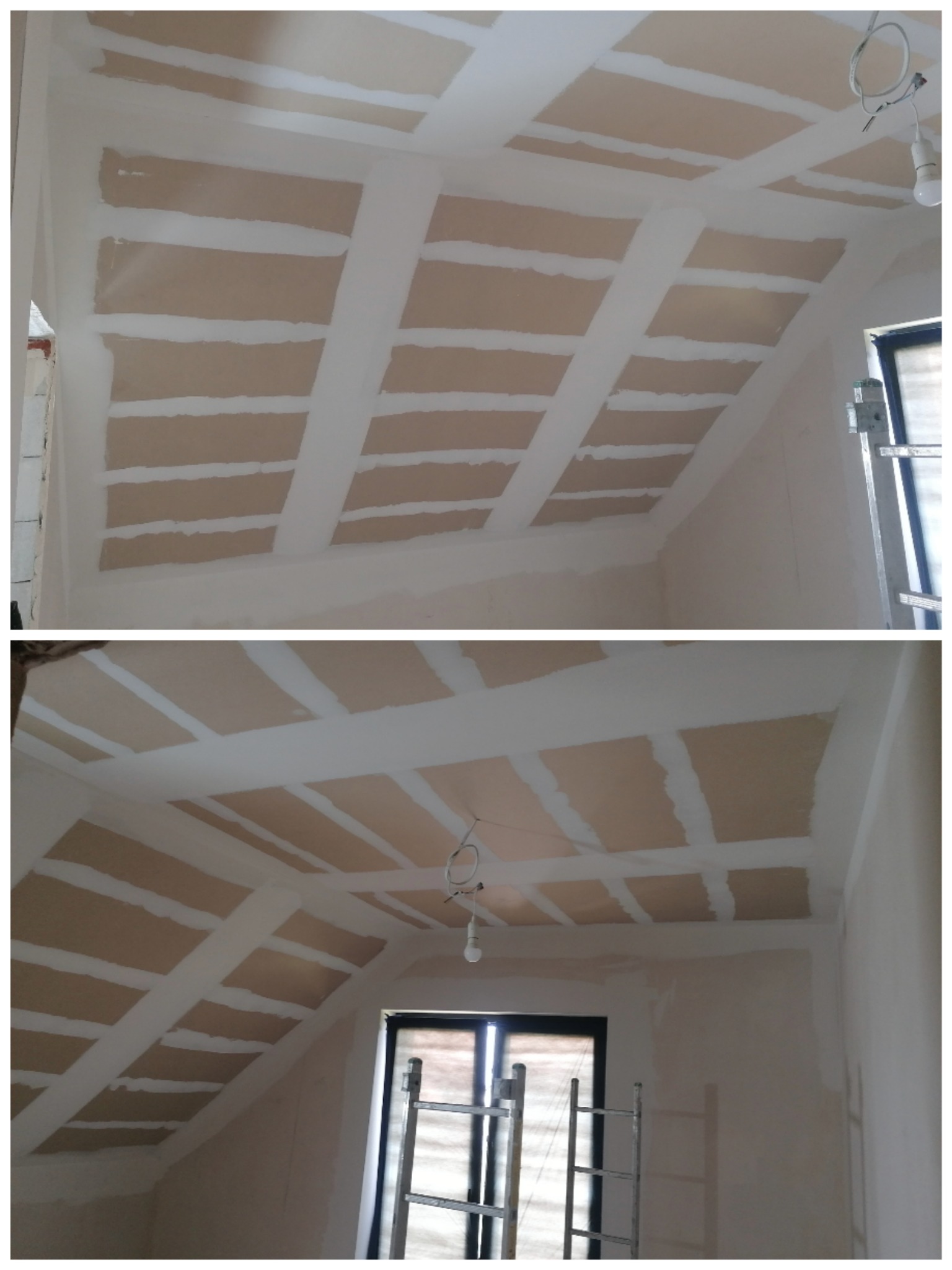 Skośny sufit poddasza z płytami kartonowo-gipsowymi, spoiny zaszpachlowane na biało, widoczna drabina, okno i żarówka. Układ szachownicy.