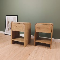 Szafki nocne z dużymi zaobleniami.