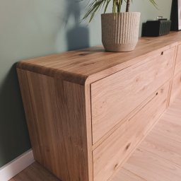 Komoda z dużym zaokrągleniem.