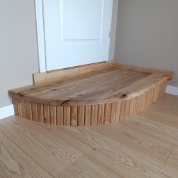 Wood Be Nice Studio - Stopień do sypialni z litego jesionu.