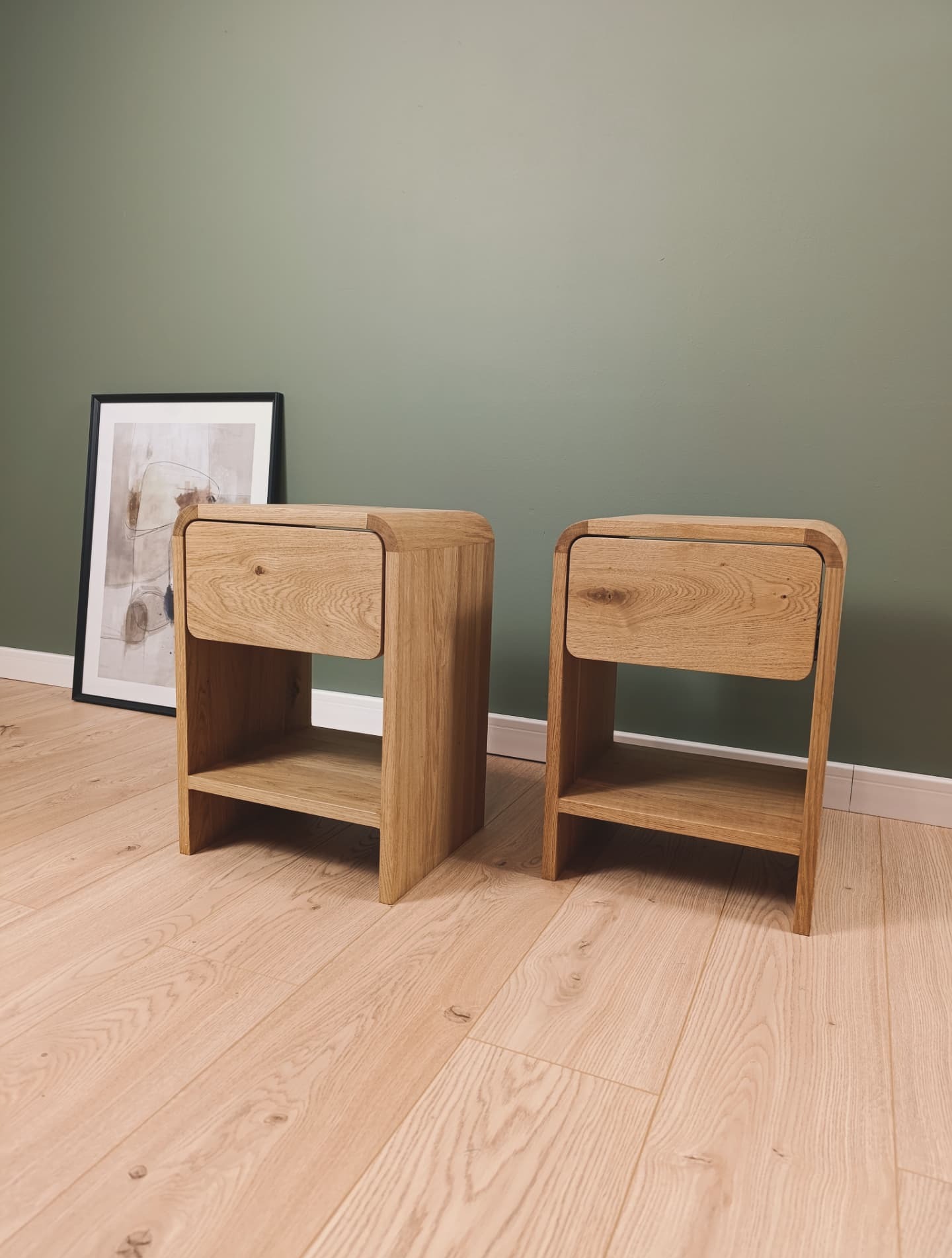 Szafki nocne z dużymi zaobleniami.