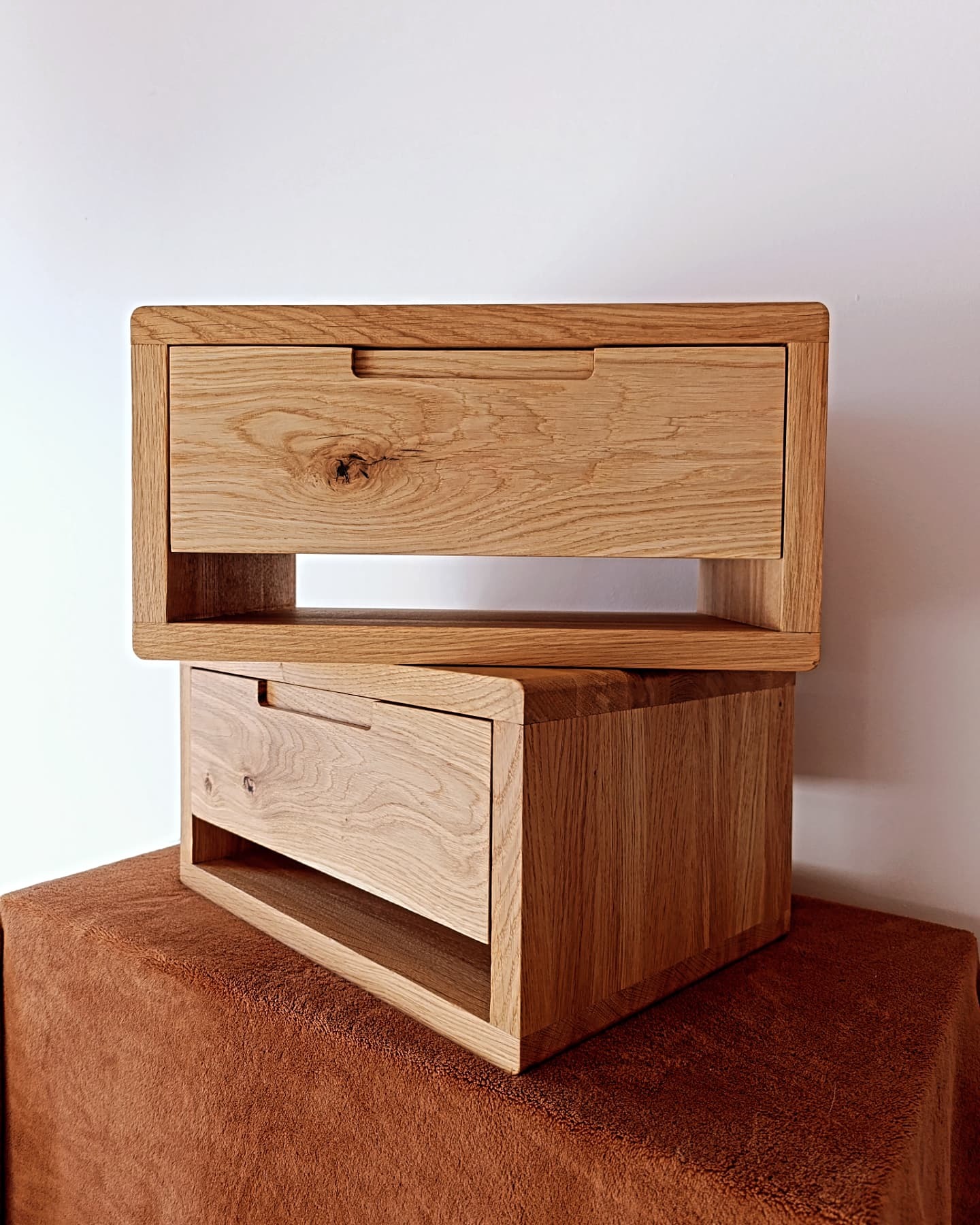 Minimalistyczne szafki nocne.