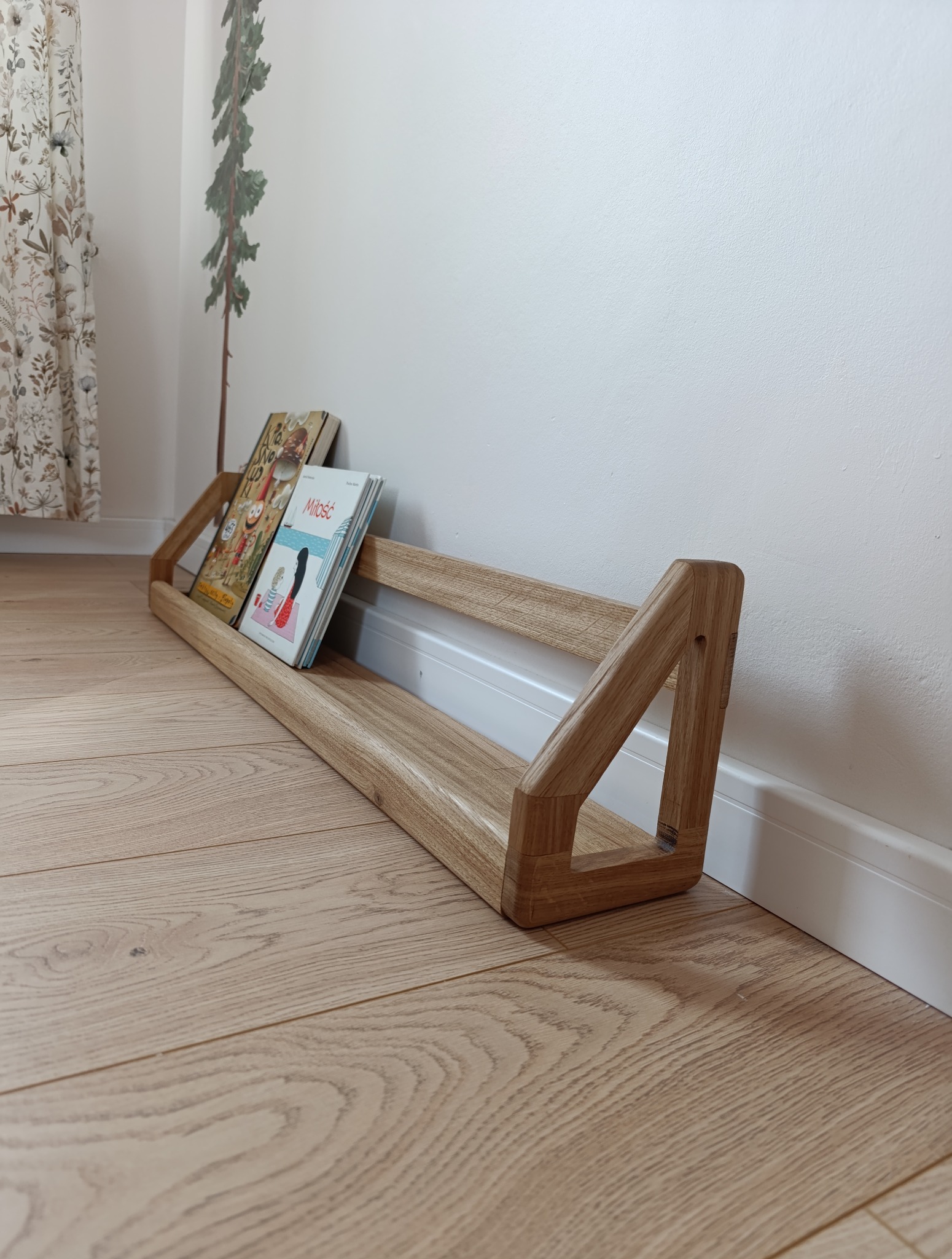 Mała półka na książki do pokoju dziecięcego.