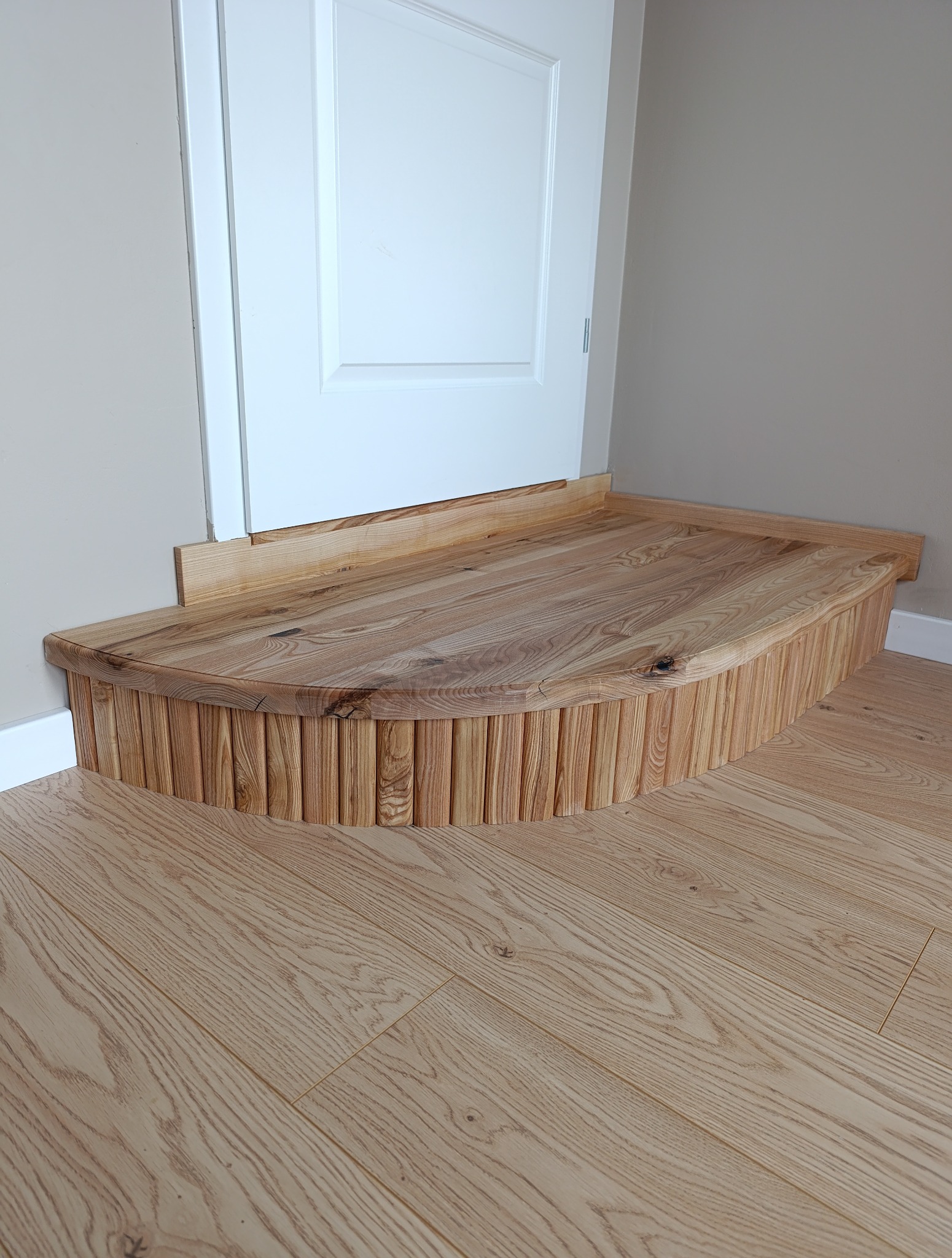 Stopień do sypialni z litego jesionu.