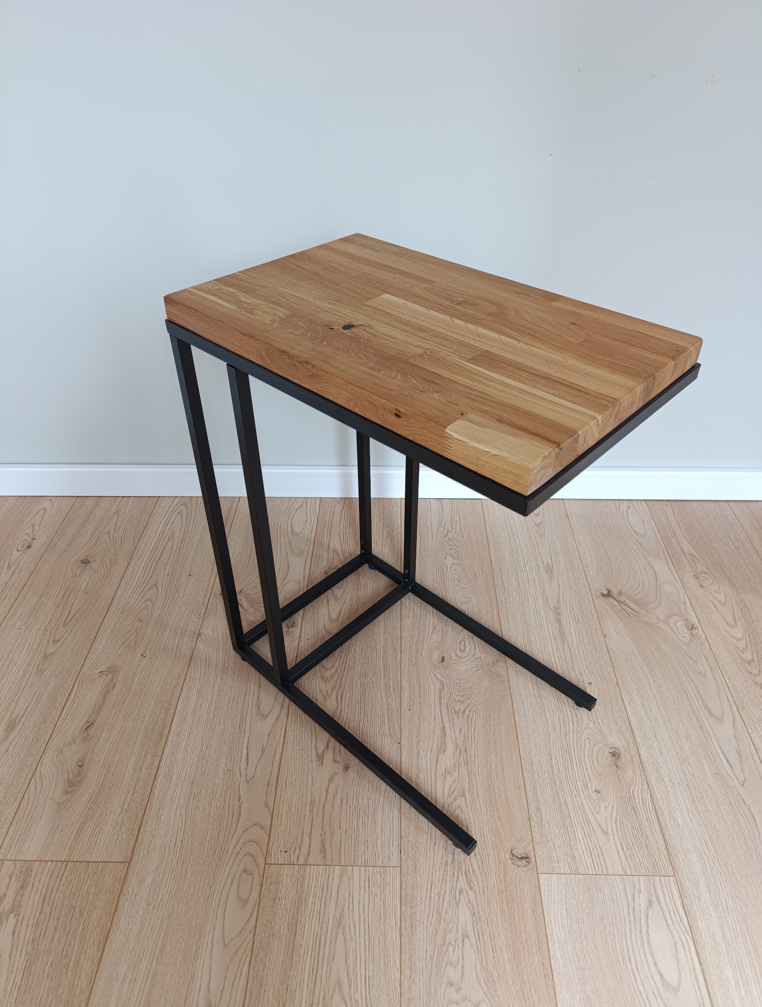 Loftowy stolik kawowy do salonu.