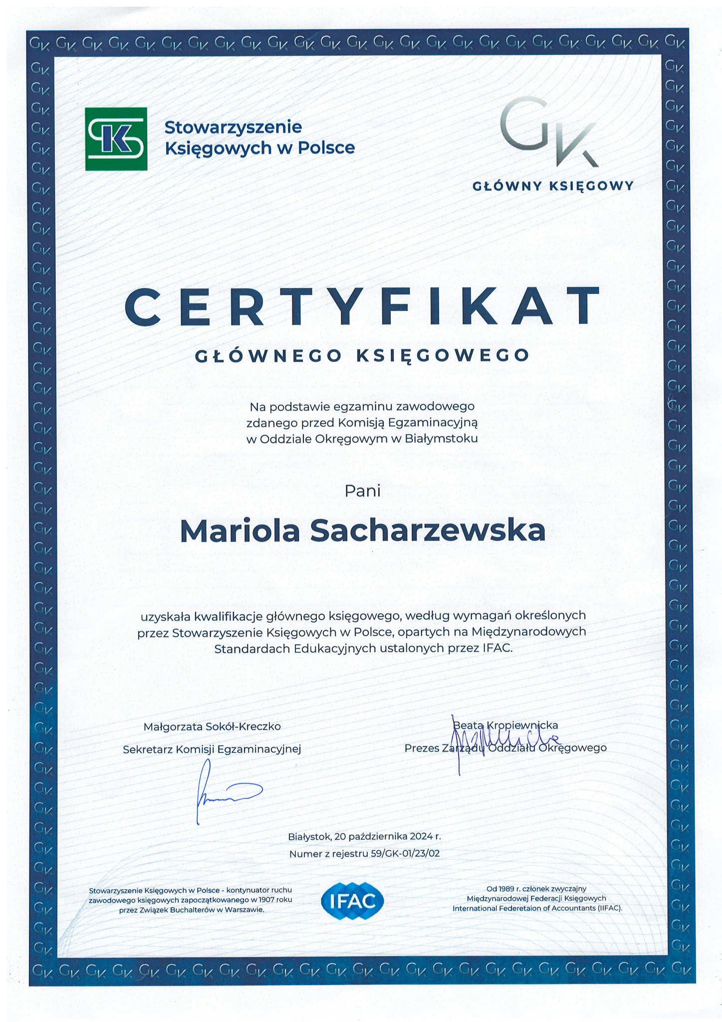 Certyfikat Głównego Księgowego dla Marioli Sacharzewskiej, wydany przez Stowarzyszenie Księgowych w Polsce, z datą 20 października 2024 r. i numerem rejestru.