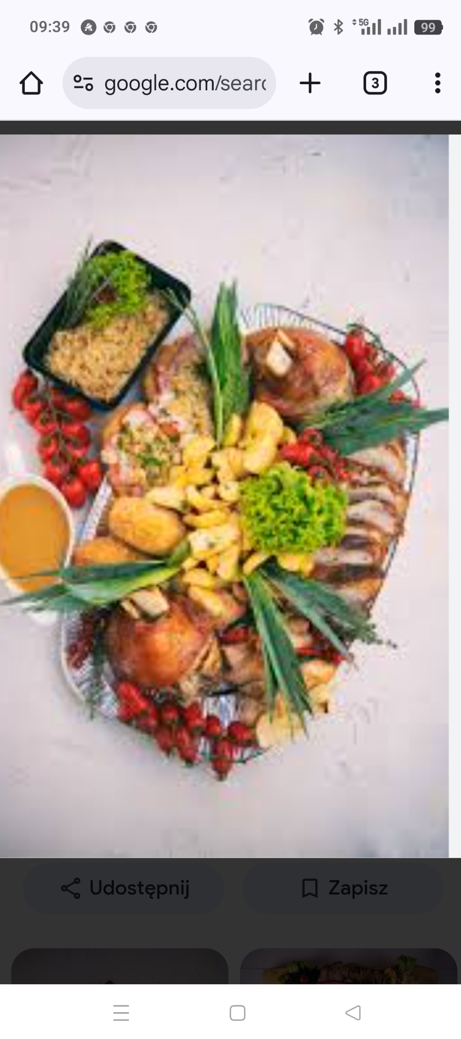 Bogato zdobiony półmisek z pieczonym mięsem, ziemniakami, warzywami i sosem, udekorowany gałązkami pomidorów i zielenią. Idealny catering na specjalne okazje.