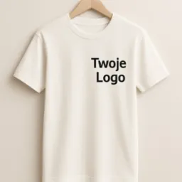Kremowa koszulka z krótkim rękawem, wisząca na drewnianym wieszaku. Na koszulce czarny napis 'Twoje Logo' po lewej stronie. Gładkie tło w odcieniach beżu.